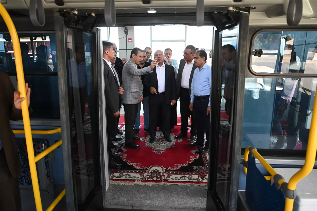 جانب من جولة الفريق كامل الوزير لتفقد الأبواب الزجاجية لأرصفة الأتوبيس الترددي