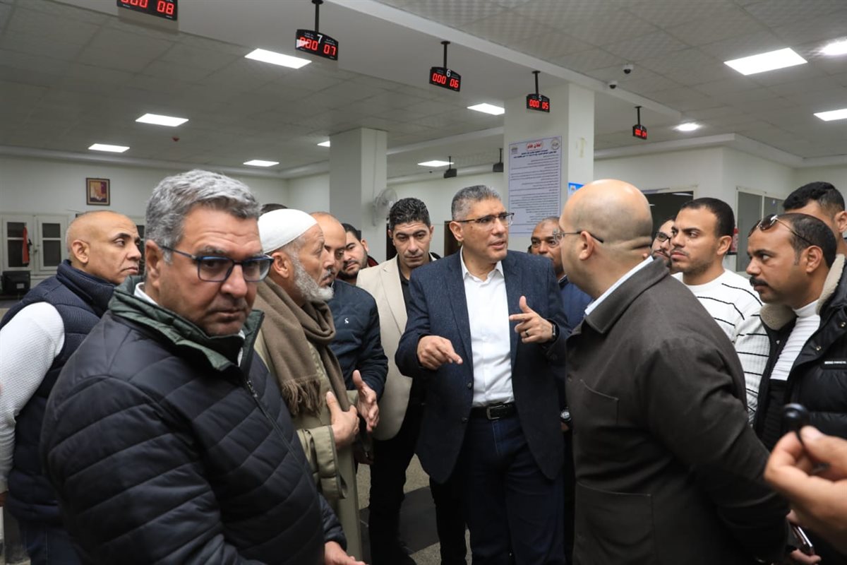 محافظ الجيزة يتفقد المركز التكنولوجي بقرية الودي ويجري تجربة عملية لتقديم المواطنين الطلب بدءا من التسجيل وحتي استلامه 