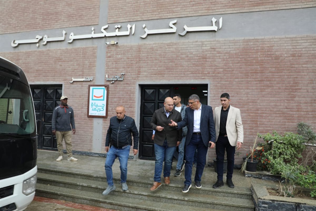 محافظ الجيزة يتفقد المركز التكنولوجي بقرية الودي ويجري تجربة عملية لتقديم المواطنين الطلب بدءا من التسجيل وحتي استلامه 