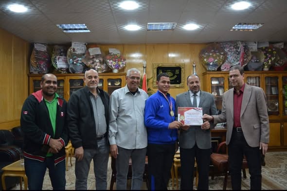 نائب رئيس جامعة الأزهر يكرم منتخب ذوي الهمم بفرع الوجه القبلي لحصدهم 11 ميدالية ببطولة الجامعات المصرية