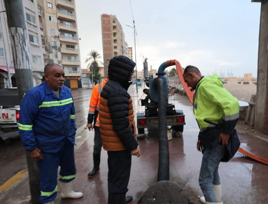 كسح تجمعات مياه الأمطار