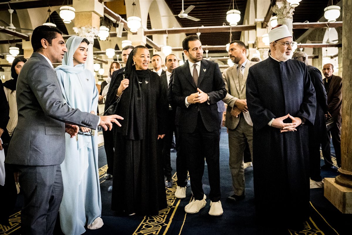 أعضاء لجنة تحكيم جائزة زايد للأخوة الإنسانيَّة يزورون الجامع الأزهر ويشيدونَ بمسيرته في بناء الجسور بين الثَّقافات 