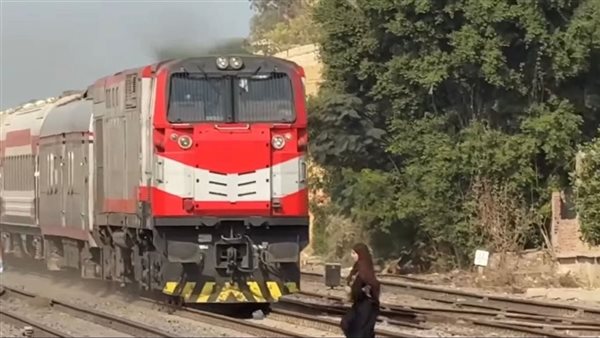 صورة من الواقعة لحظة عبور السيدة أمام القطار