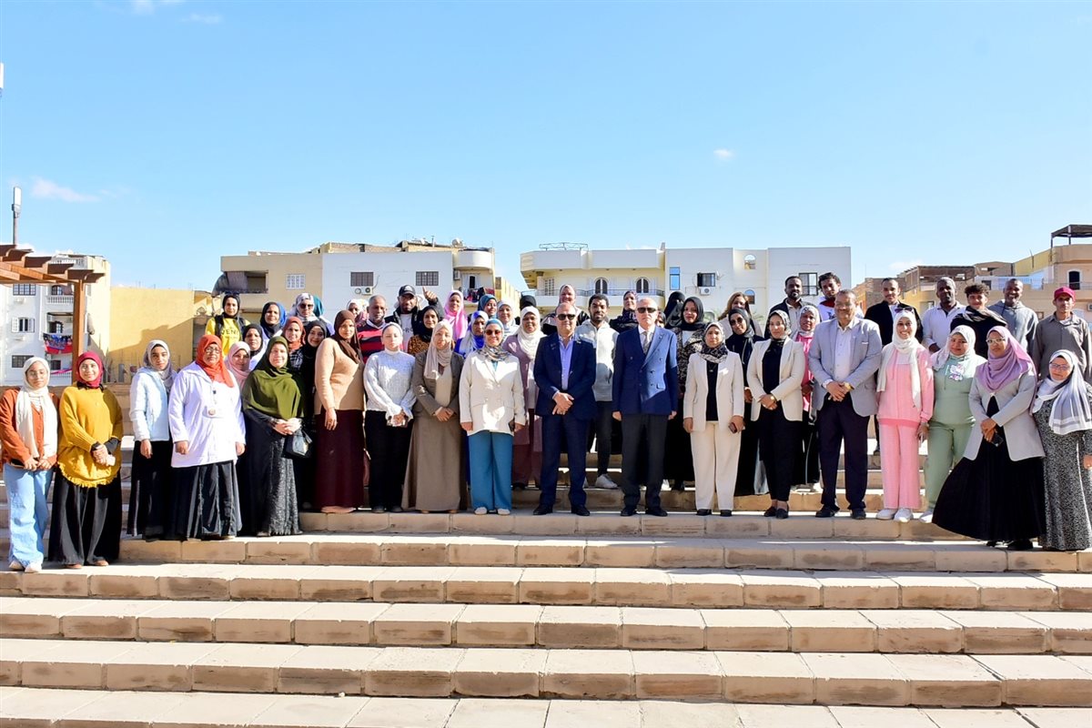 محافظ الأقصر يفتتح معرض أيادي مصر