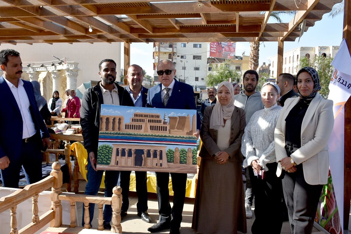 محافظ الأقصر يفتتح معرض أيادي مصر