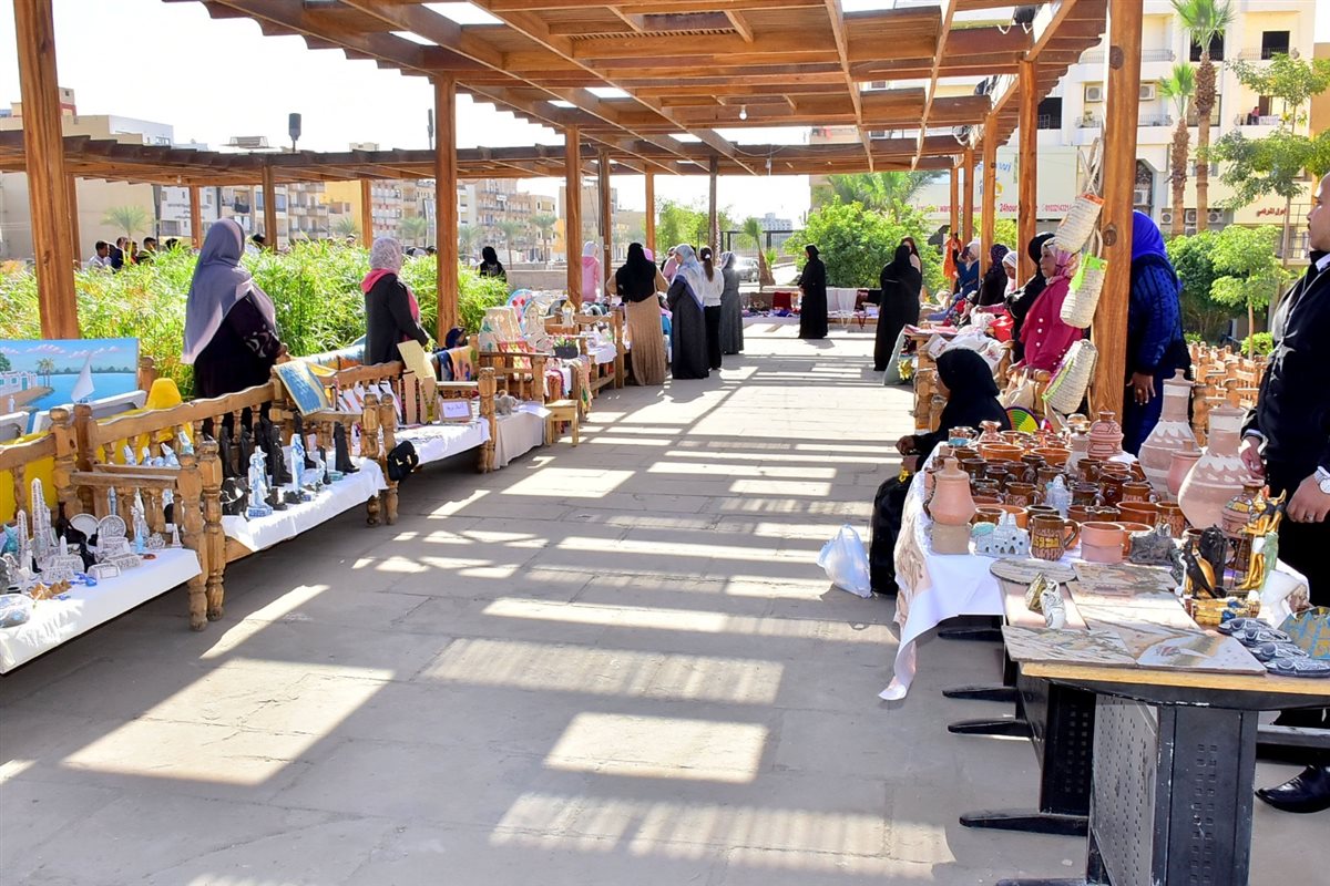 محافظ الأقصر يفتتح معرض أيادي مصر