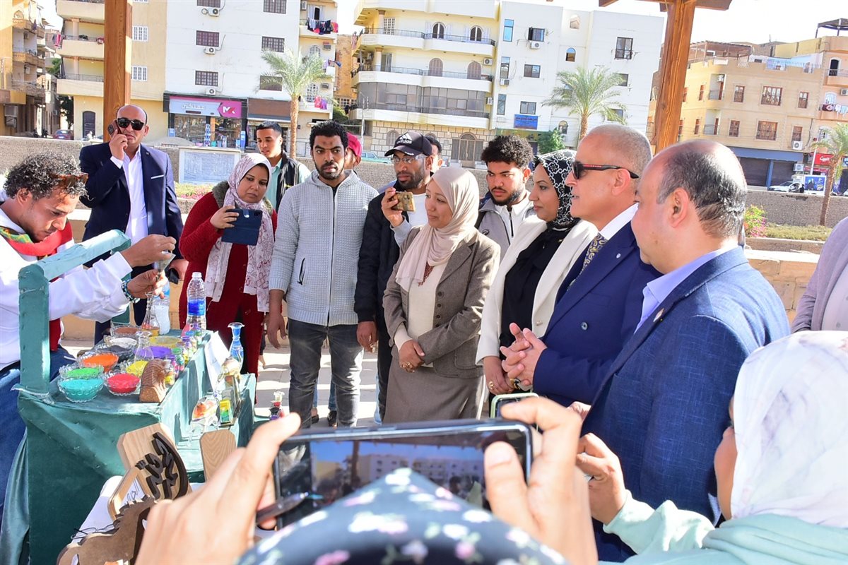 محافظ الأقصر يفتتح معرض أيادي مصر