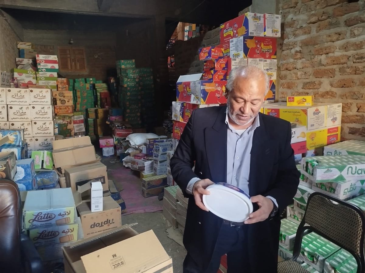 ضبط طن أغذية منتهية الصلاحية بالأقصر