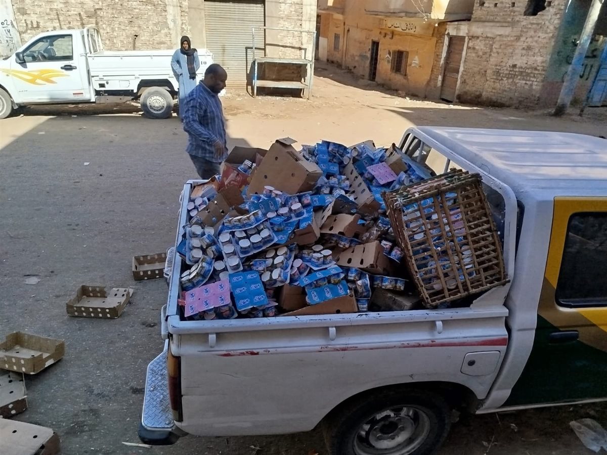 ضبط طن أغذية منتهية الصلاحية بالأقصر