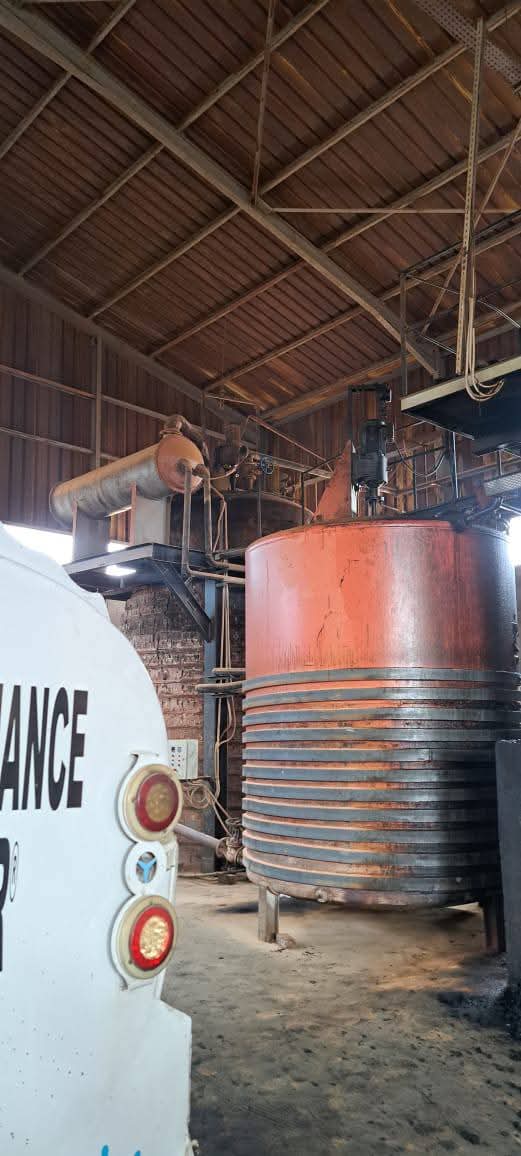 ضبط مصنع زيوت غير مرخص يغش زيت السيارات بالمنوفية