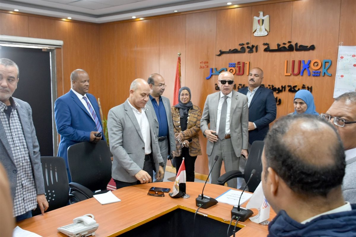 محافظ الأقصر يتفقد غرفة العمليات