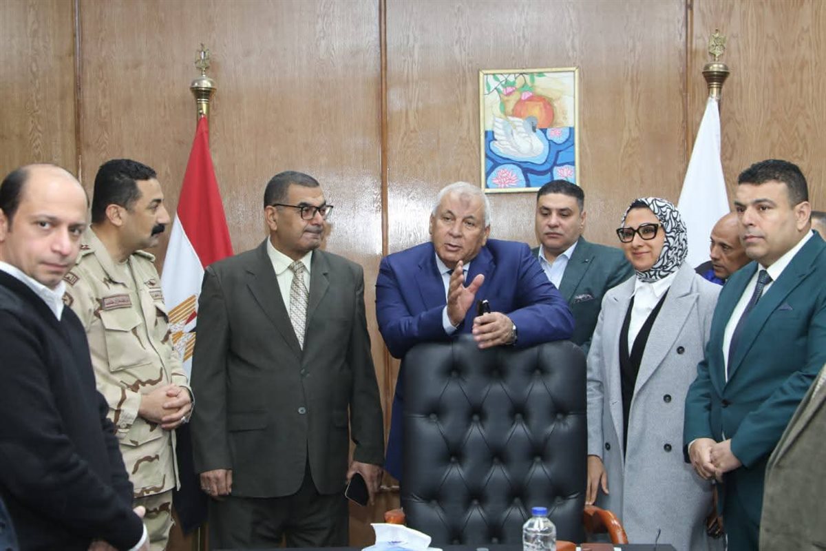 محافظ الوادى الجديد يتابع سير الانتخابات