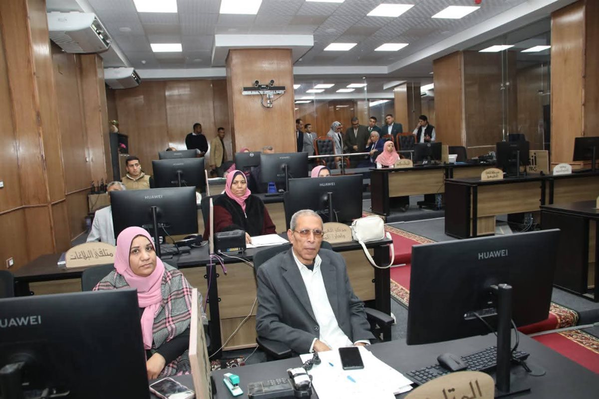 محافظ الوادى الجديد يتابع سير الانتخابات