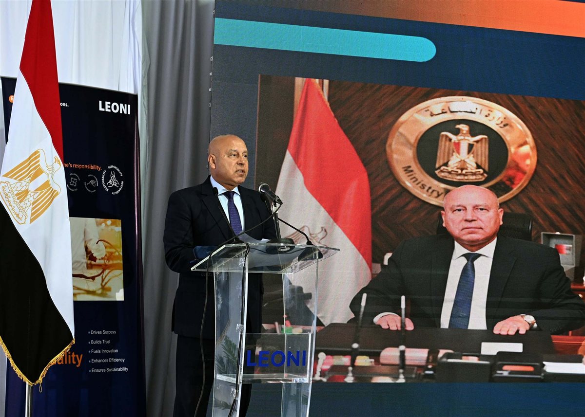 الفريق كامل الوزير خلال إلقاء كلمته