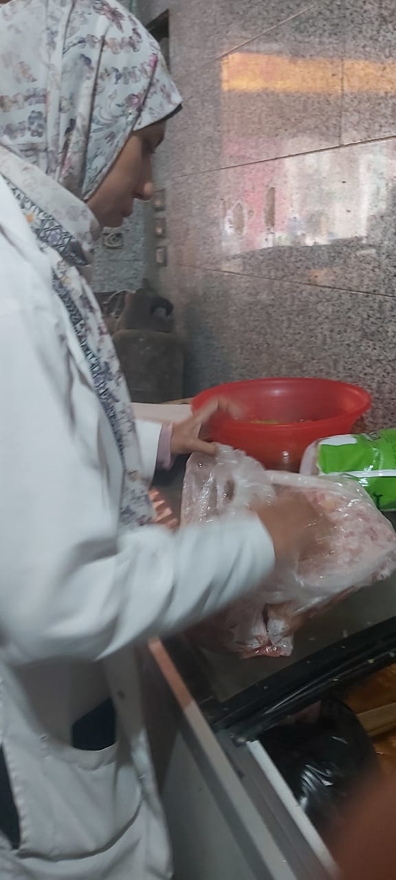 ضبط سلع وعجينة حواوشي فاسدة في حملة تموينية بالفيوم