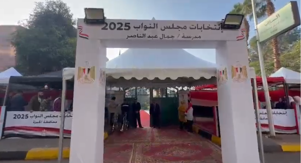 <strong>توافد الناخبين علي مدرسة جمال عبد الناصر بالدقي بجولة الإعادة</strong>