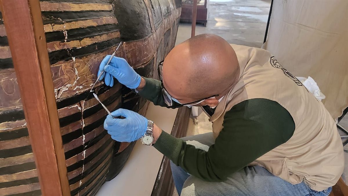 ترميم تابوت يويا الخارجي