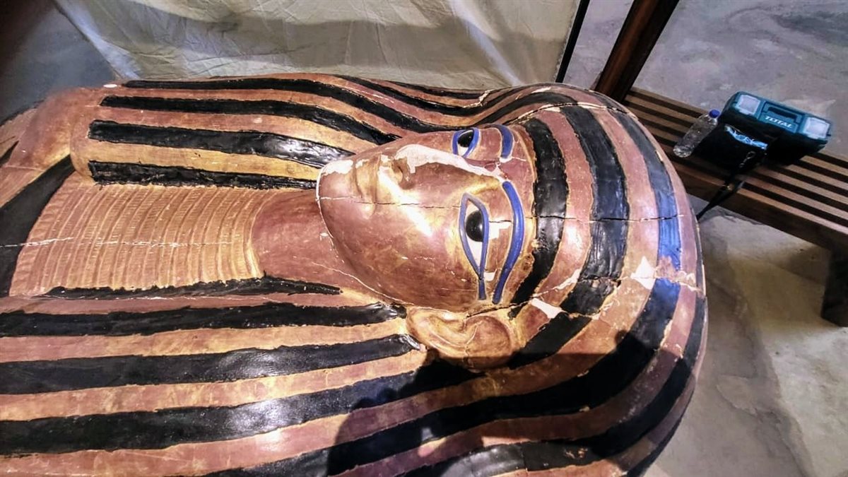 ترميم تابوت يويا الخارجي