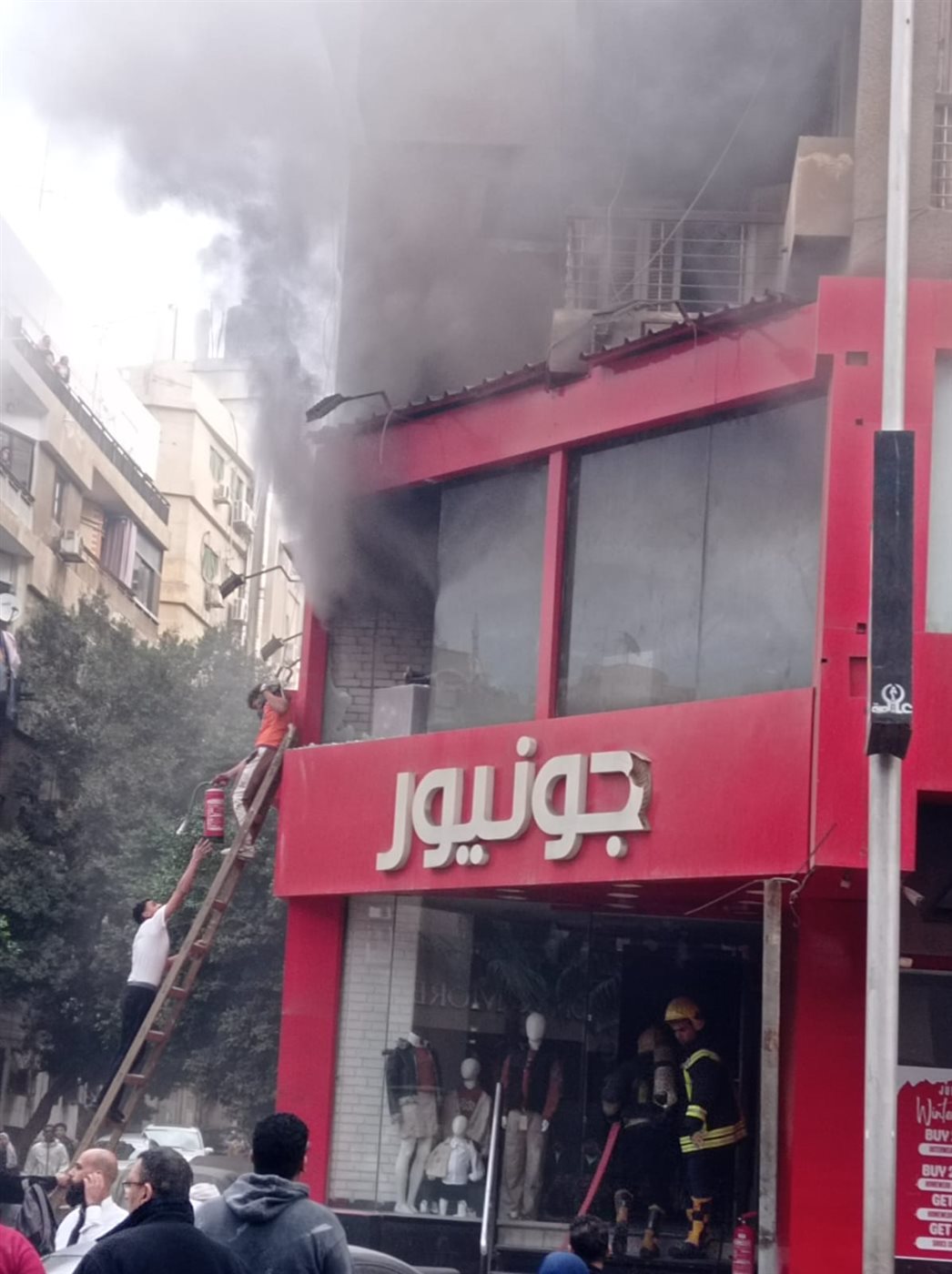 <strong>حريق بمحلات جونيور للملابس بالمهندسين</strong>