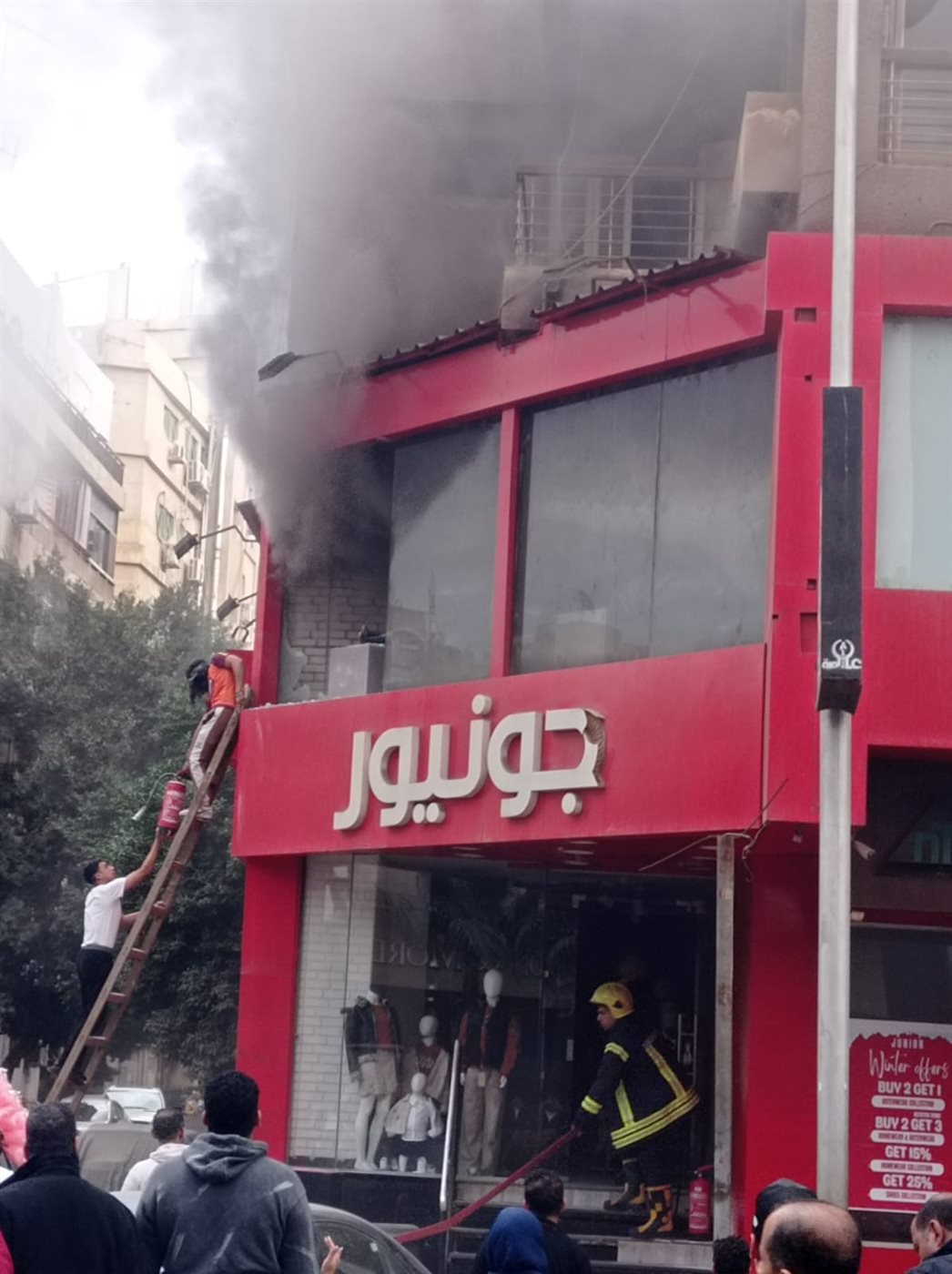 <strong>حريق بمحلات جونيور للملابس بالمهندسين</strong>