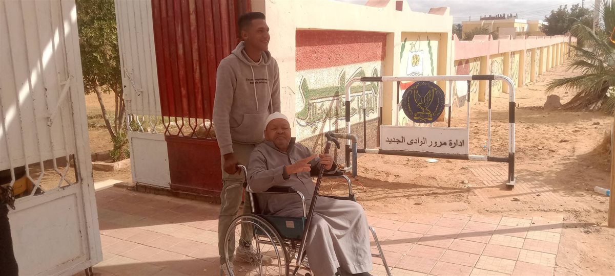 توافد كبار السن على اللجان الانتخابية بالوادى الجديد