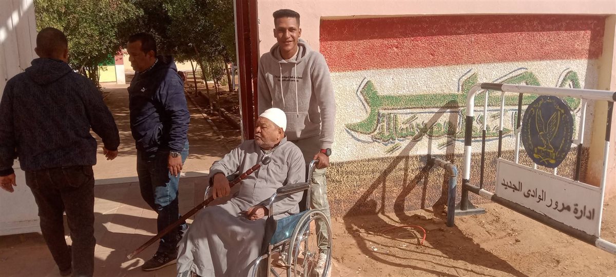 توافد كبار السن على اللجان الانتخابية بالوادى الجديد