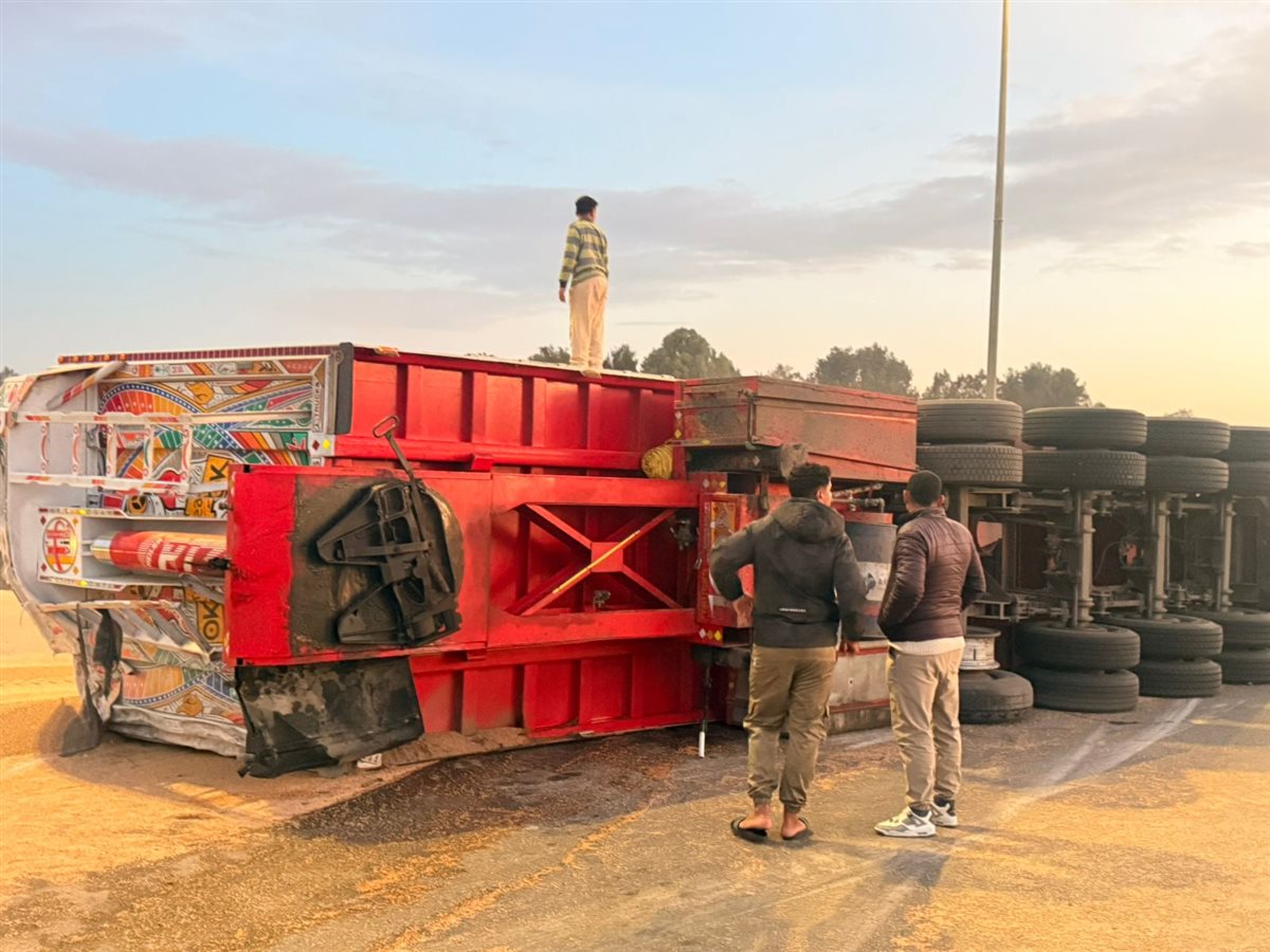 انقلاب ترلة محمّلة بالغلال