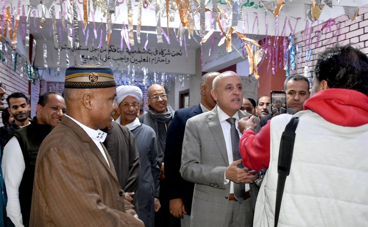 محافظ الأقصر يتفقد لجان الانتخابات