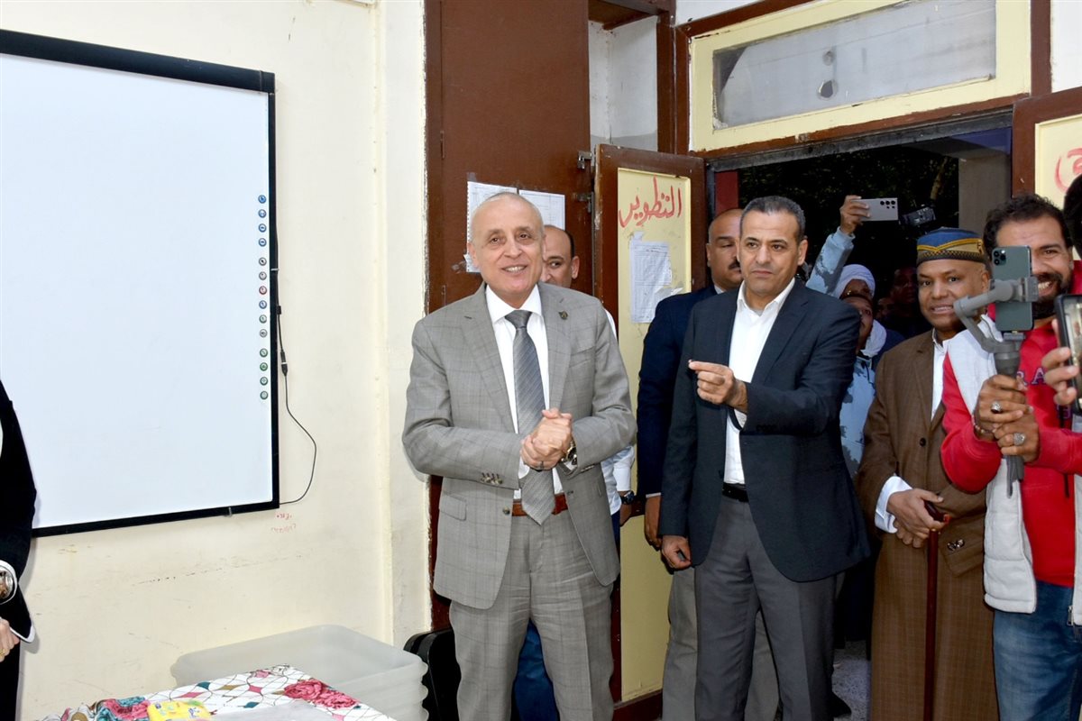 محافظ الأقصر يتفقد لجان الانتخابات