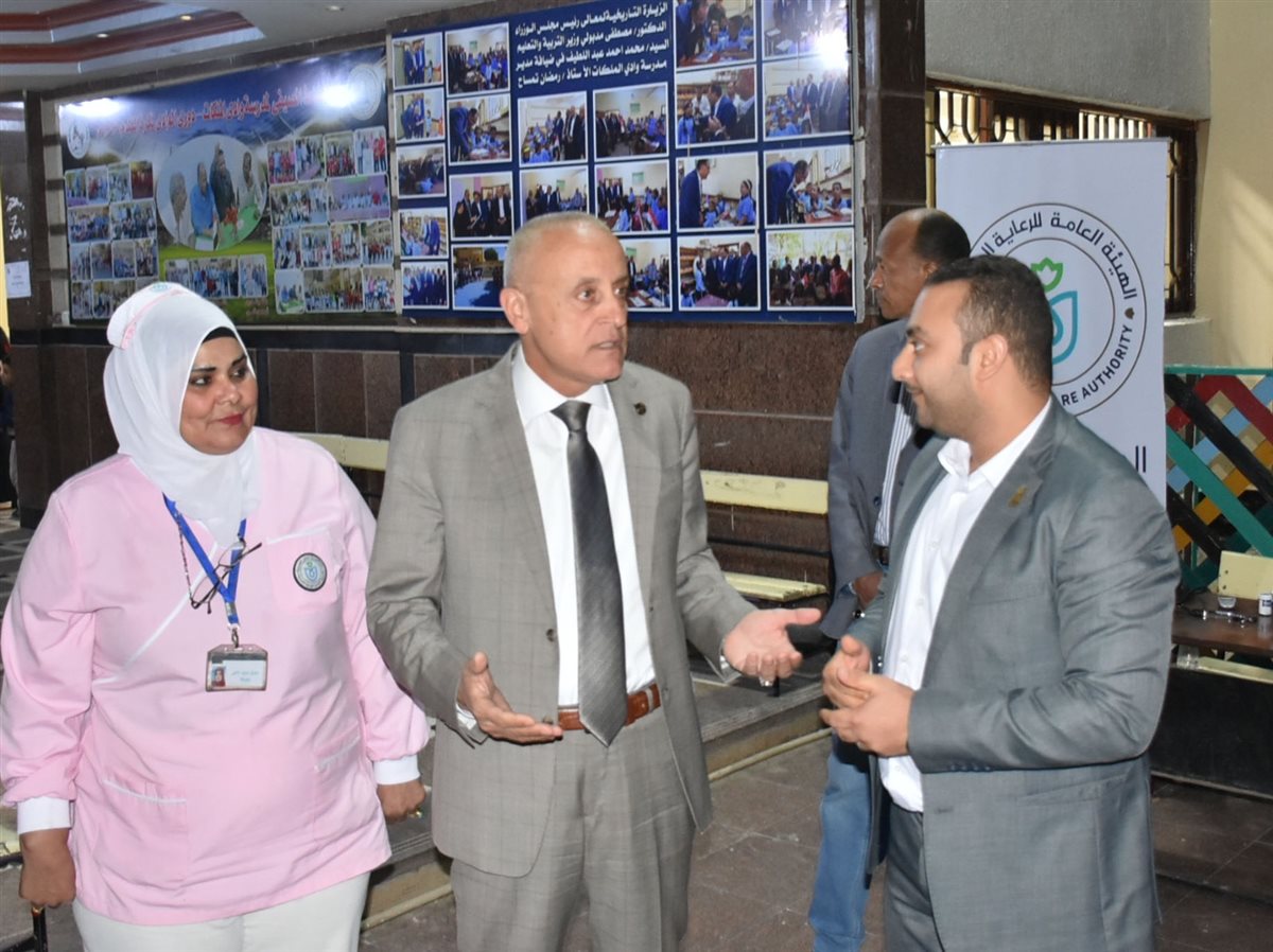 محافظ الأقصر يتفقد لجان الانتخابات