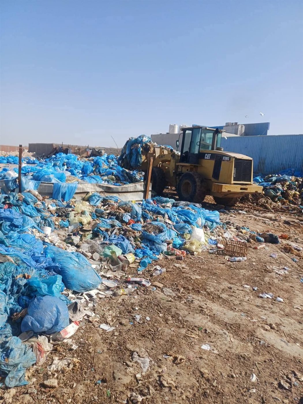 ضبط وإزالة مخزن خردة ومزرعة دواجن بالحرفيين