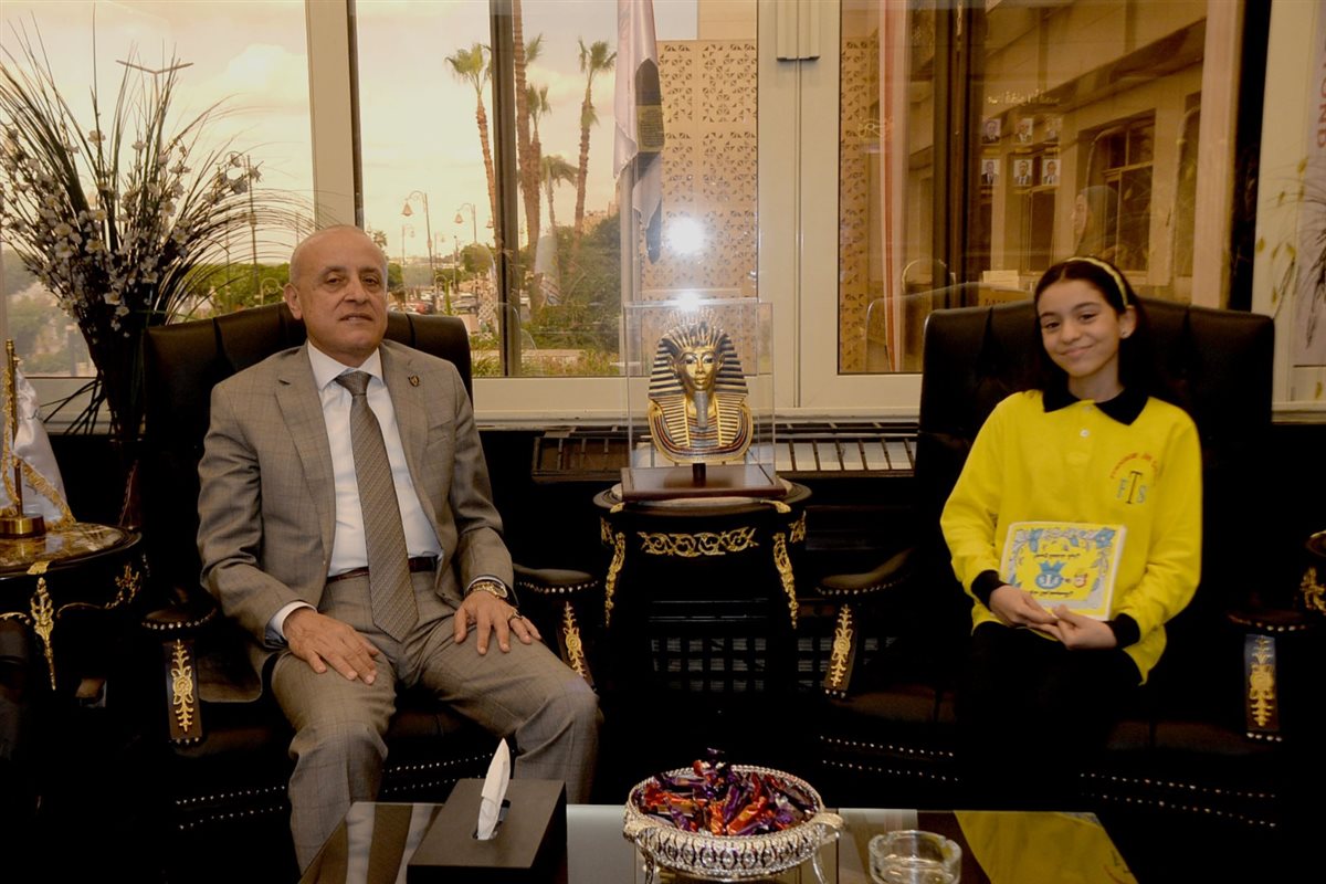 محافظ الأقصر ولقاء مع مذيعة صغيرة 