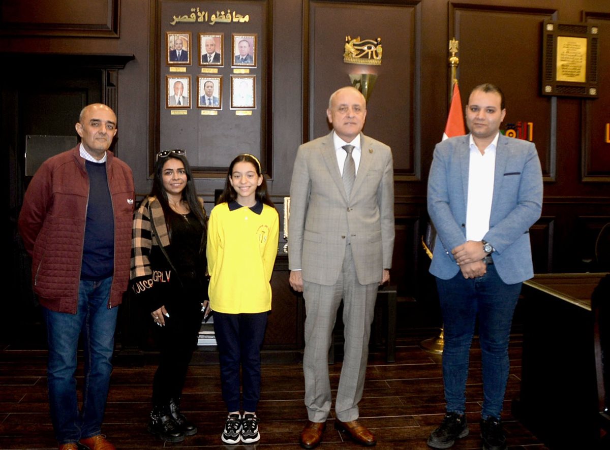 محافظ الأقصر ولقاء مع مذيعة صغيرة 