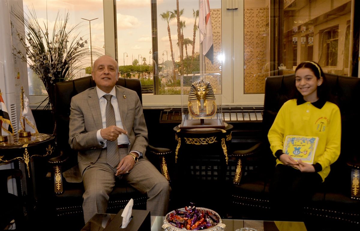 محافظ الأقصر ولقاء مع مذيعة صغيرة 