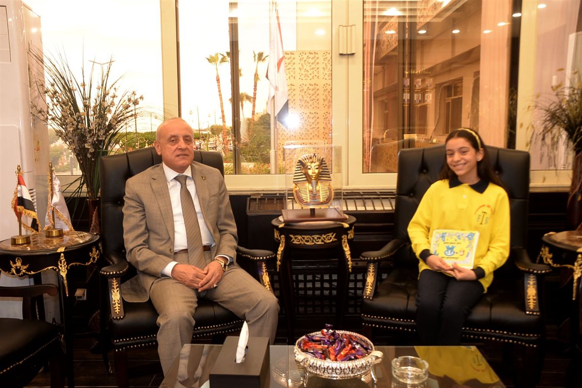 محافظ الأقصر ولقاء مع مذيعة صغيرة 