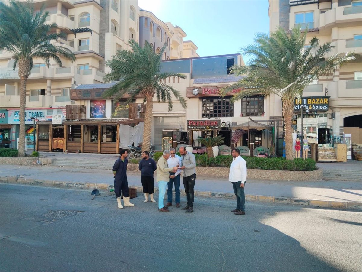 تفقد غرف تصريف مياه الأمطار بمدينة الغردقة