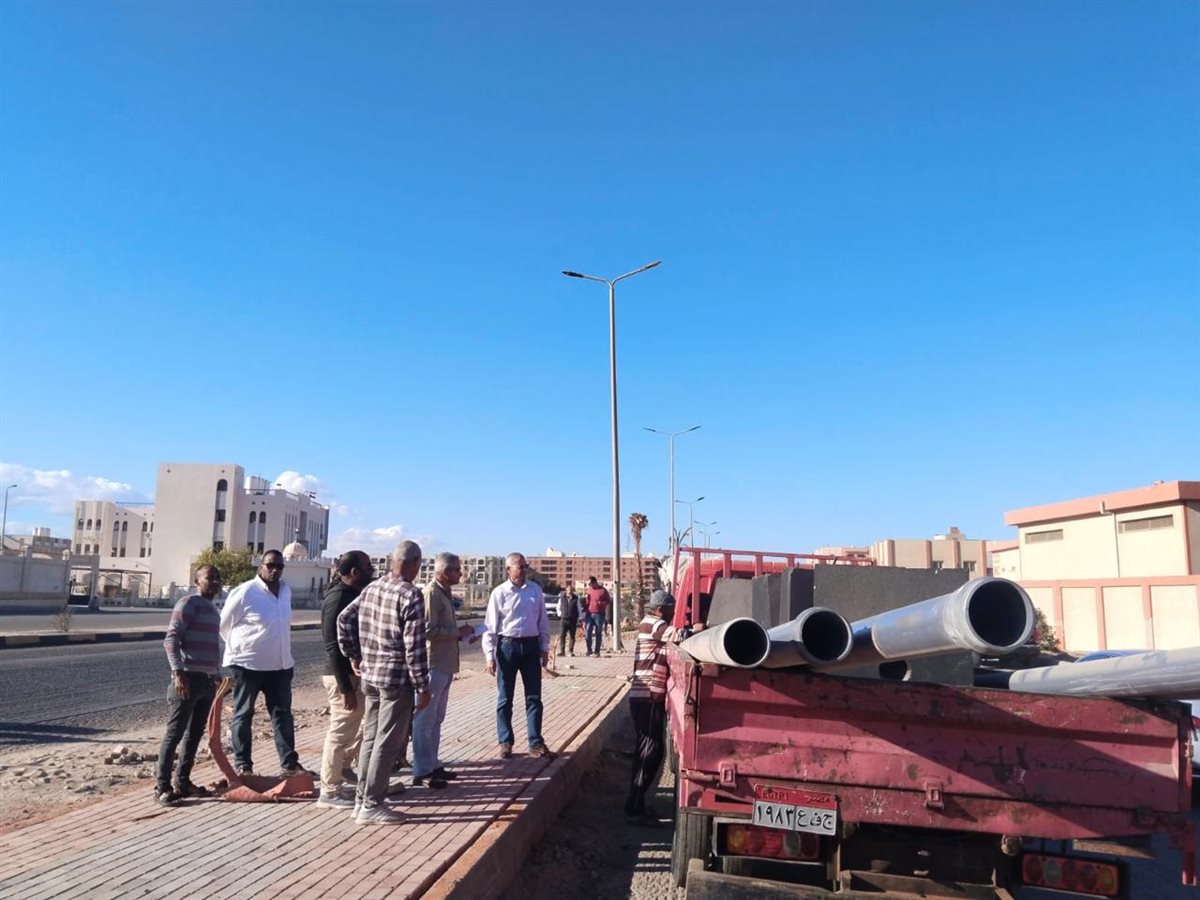 تفقد غرف تصريف مياه الأمطار بمدينة الغردقة