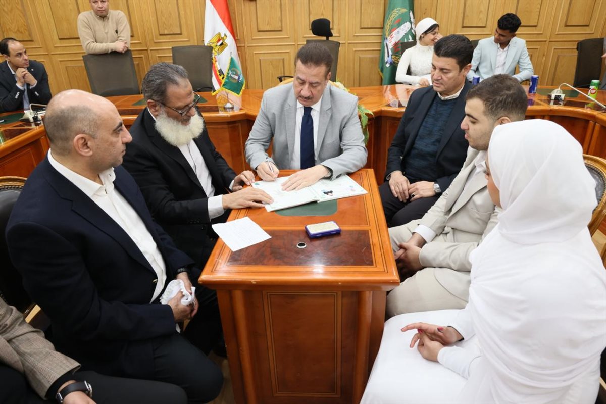 محافظ المنوفية يشهد عقد قران عروسين يتيمين ويوفر لهما سكنًا وفرص عمل ودعمًا ماليًا