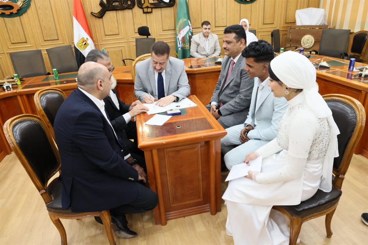 محافظ المنوفية يشهد عقد قران عروسين يتيمين ويوفر لهما سكنًا وفرص عمل ودعمًا ماليًا