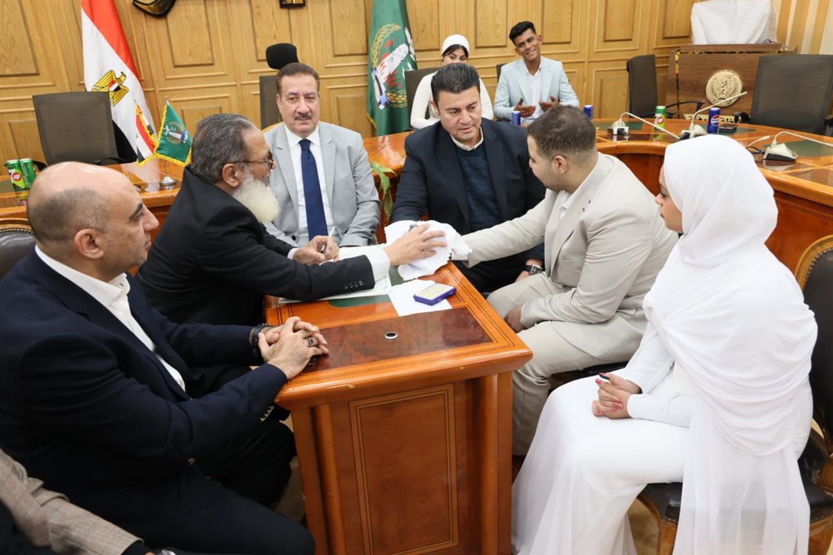 محافظ المنوفية يشهد عقد قران عروسين يتيمين ويوفر لهما سكنًا وفرص عمل ودعمًا ماليًا