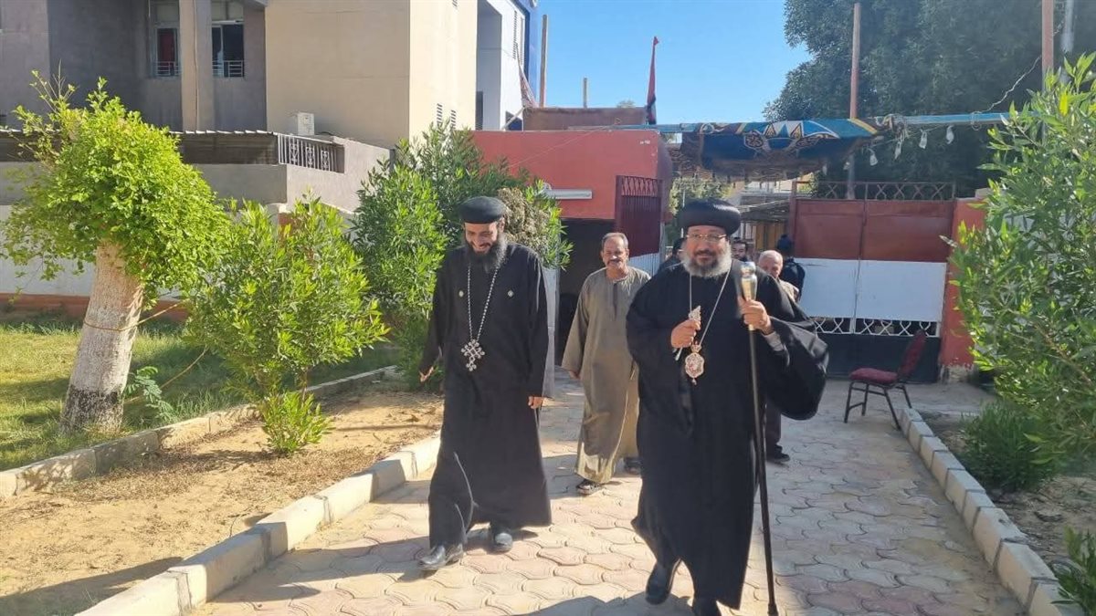 الأنبا أرسانيوس أسقف الوادى الجديد والواحات بصوته فى انتخابات مجلس النواب