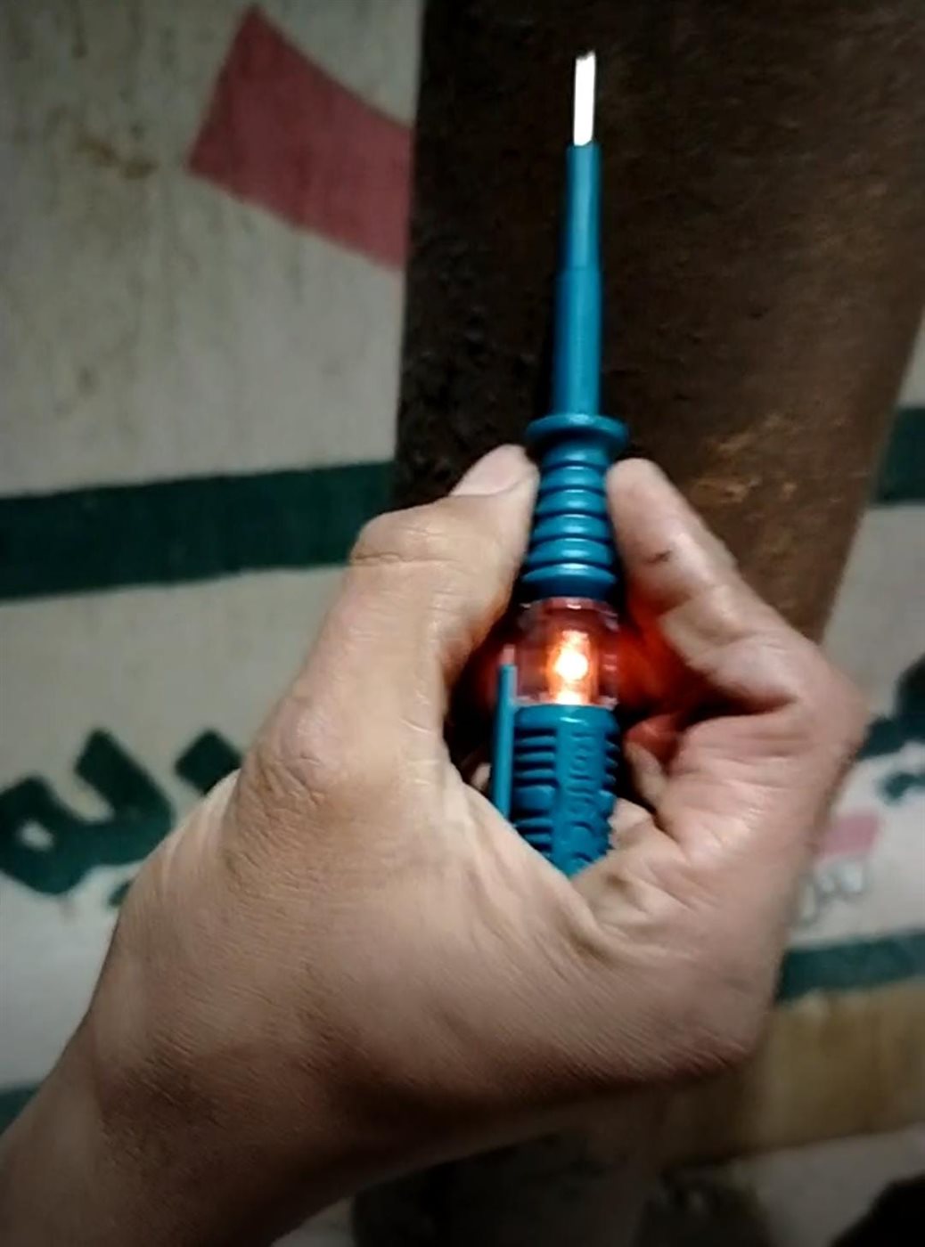 عمود إنارة يهدد حياة المواطنين 