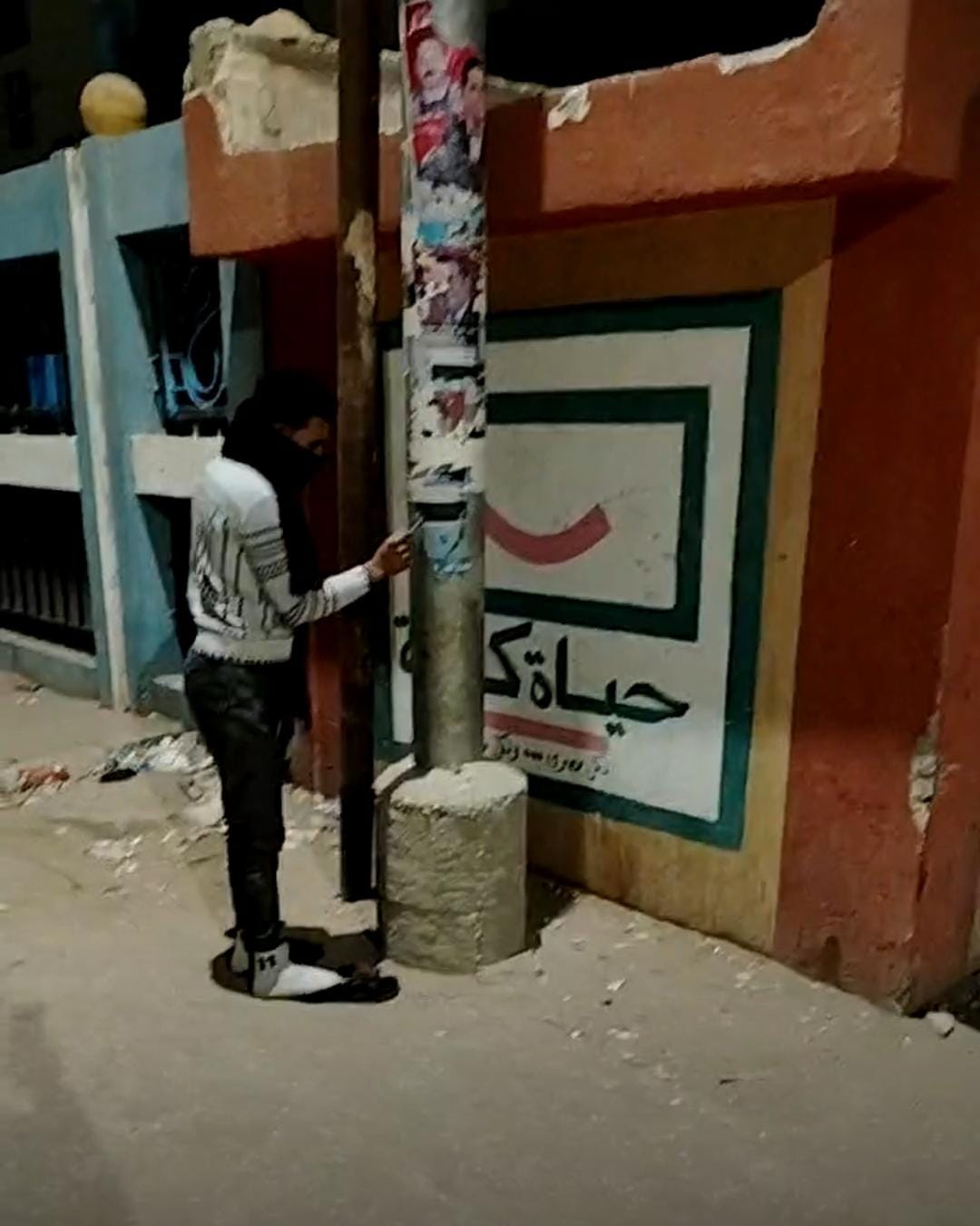 عمود إنارة يهدد حياة المواطنين 