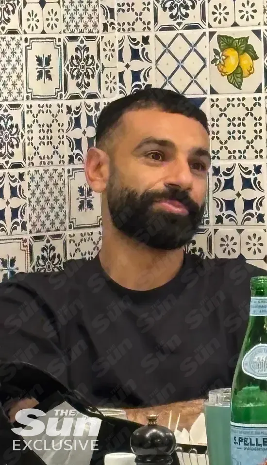 صحيفة ذا صن الإنجليزية تنشر صور لـ محمد صلاح رفقة جوردان هندرسون قائد ليفربول السابق بأحد مطاعم لندن