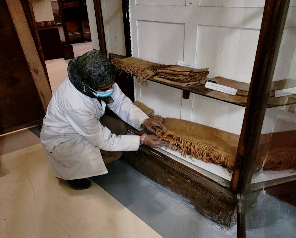 صيانة دقيقة لقطع نسيجية نادرة من العصر اليوناني الروماني