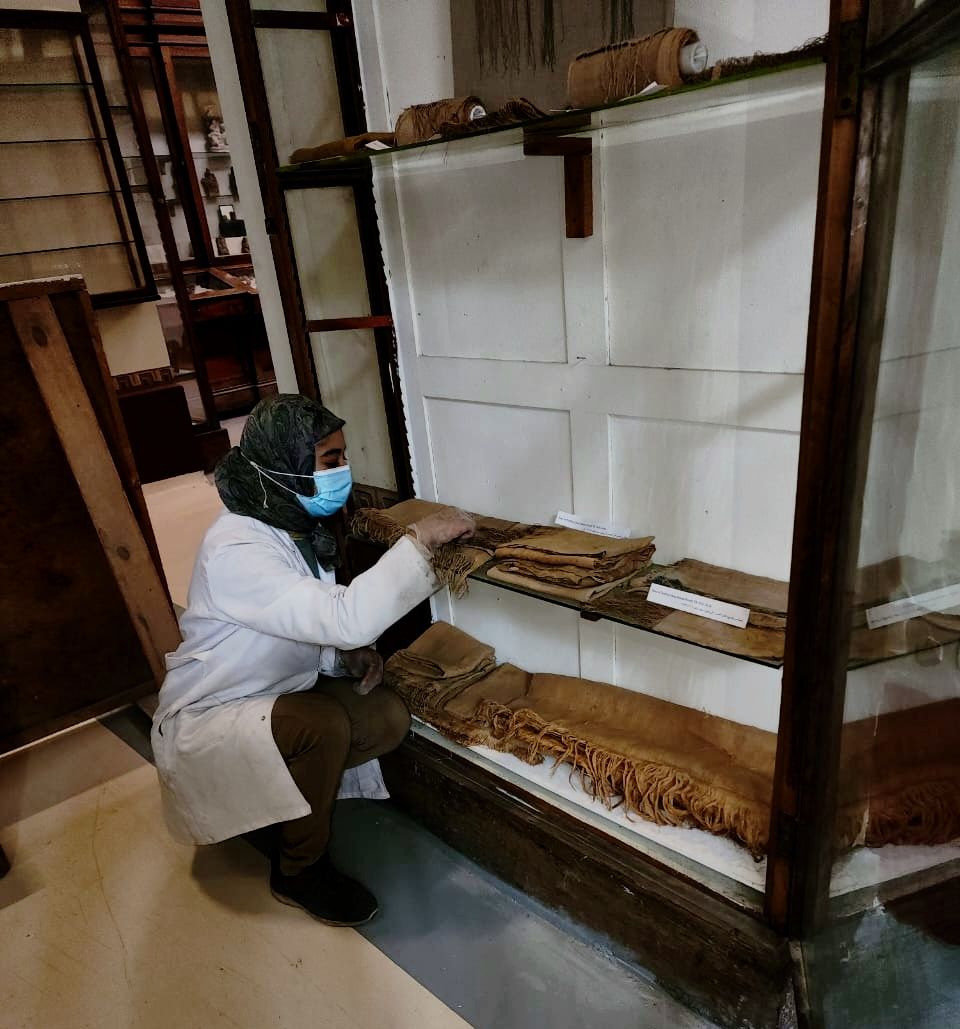 صيانة دقيقة لقطع نسيجية نادرة من العصر اليوناني الروماني