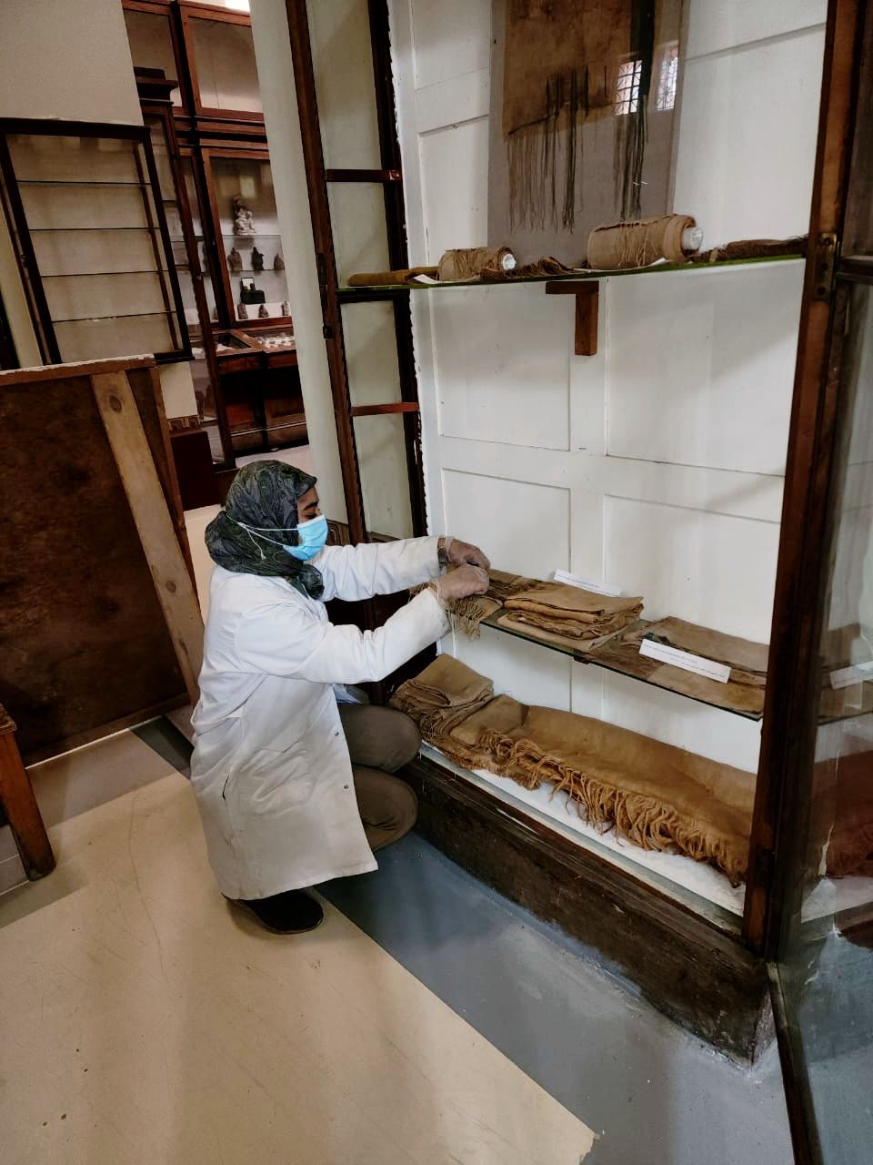صيانة دقيقة لقطع نسيجية نادرة من العصر اليوناني الروماني