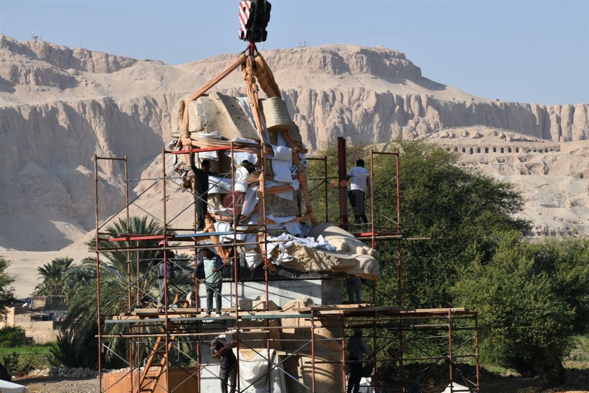 رفع تمثال ضخم للملك أمنحتب الثالث (1)