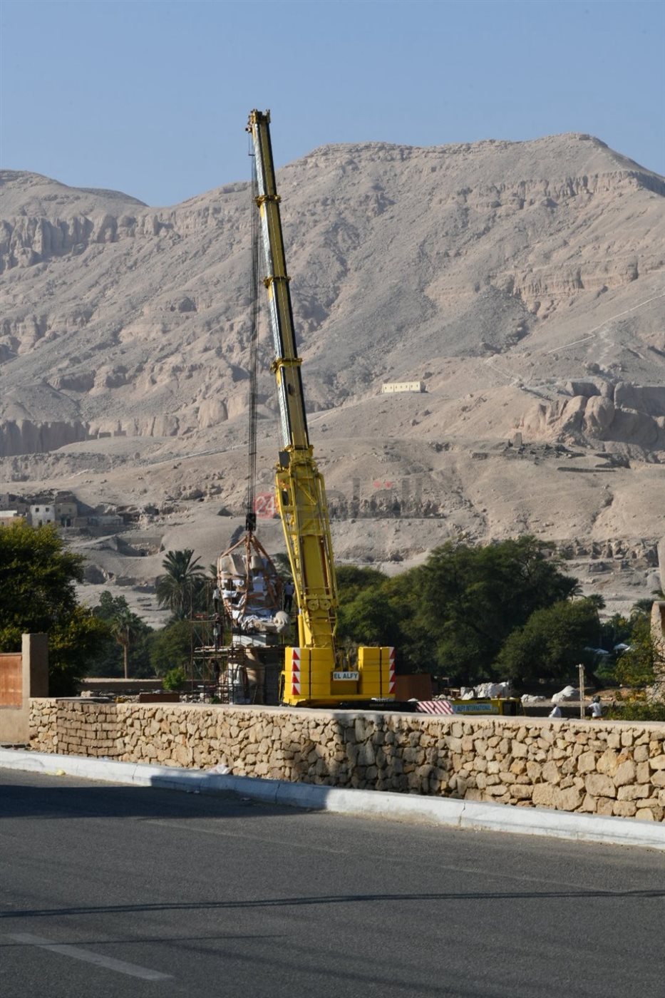 رفع تمثال ضخم للملك أمنحتب الثالث (2)