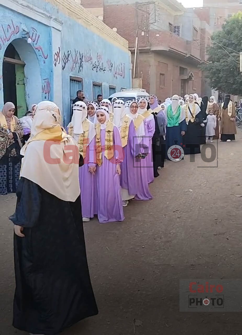 مسيرة لحفظة القرآن تجوب كفر شبرا زانجي قبل حفل تكريمهم بالمنوفية